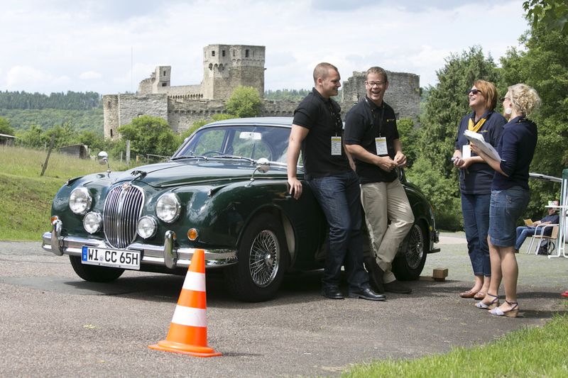 Frank Zachmann von Equinix und Michael Cloos von Technogroup beim Plausch am Streckenposten vor der Burg Hohenstein. (Archiv: Vogel Business Media)