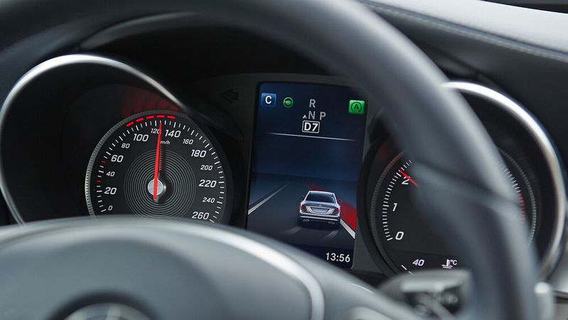 Funktionierende Spurhalteassistenten können gefährliche Unfälle verhindern. Deshalb hat der ADAC sich nun mit 71 verschiedenen Modellen internationaler Autohersteller befasst und einige Mängel an der Assistenten-Front aufgezeigt.(Bild:  ADAC/Uwe Rattay)