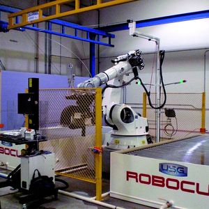 Das roboterbasierte Schneidzentrum ist mit zwei Bearbeitungstischen ausgerüstet. Bild: Kuka