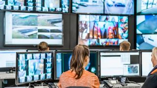 Paketboten werden durchaus Opfer von Überfällen. Wenn es ganz schlimm kommt, muss der Rettungsdienst schnellstens vor Ort sein. Freihoff Sicherheitsservice empfiehlt deshalb zu Scannern zu greifen, die eine Notruffunktion haben, damit die Leitstelle sofort reagieren kann. (Bild: Freihoff Sicherheitsservice)