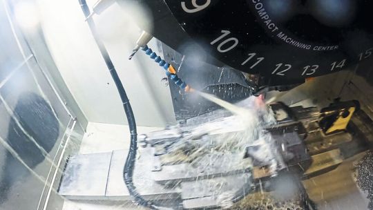 Dank der hohen Reinigungsleistung der L-MR-Produkte startet die Vorreinigung bereits während der Zerspanung. Dies stärkt nicht nur die Nachhaltigkeitsbilanz der Anwender, sondern reduziert auch deren Kosten. (Bild:  Henkel)