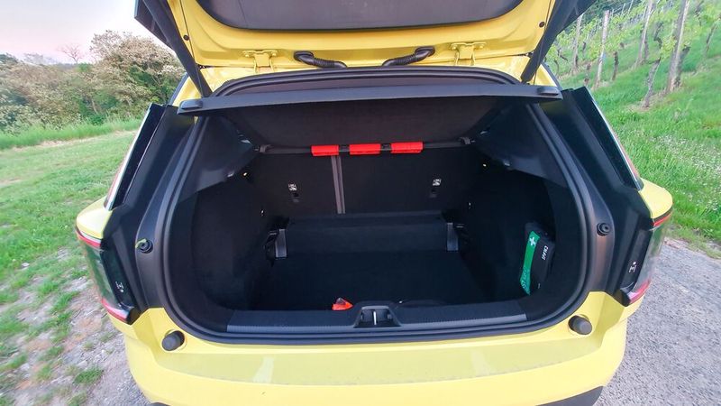 Wenn man den Kofferraumboden wegklappt, entsteht zusätzlicher Stauraum. (Bild: Mauritz – VCG)