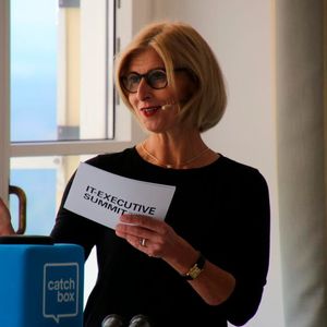 Daniela Schilling, Leiterin der Vogel IT-Akademie, und...(Bild:  Vogel IT-Akademie)