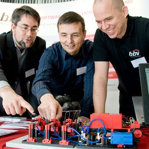 Das Team von bbv Software Services zeigt Industrie 4.0 in überschaubarem Maßstab.