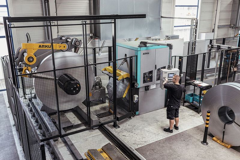 Weil es bei dieser Produktionslinie für Bito auf Präzision und Zuverlässigkeit ankommt, steht am Anfang eine Arku-Bandanlage mit Haspel und Bandrichtmaschine Coil Master.(Bild:  Arku)