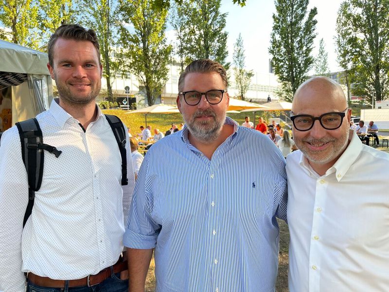 Im Biergarten trifft man immer jemanden, (v. l.) Alexander Held, Cherry, mit Tobias Lippke, Belkin, und Peter Wohlfart, dexxIT. (Bild: Vogel IT-Medien GmbH)