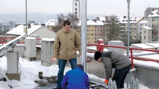 Kleine Windkraftanlagen wie dieser Vertikaldreher lassen sich beispielsweise auch auf Flachdächern aufstellen.  (Bild: Fraunhofer IWES)