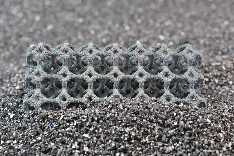 Mit der Sonderschau „Vom Werkstoff zum Bauteil“ zeigt die formnext 2015 außerdem die weiteren Entwicklungsmöglichkeiten im Bereich Werkstoffe auch für die additiven Verfahren. (Bild: WZR ceramic solutions)