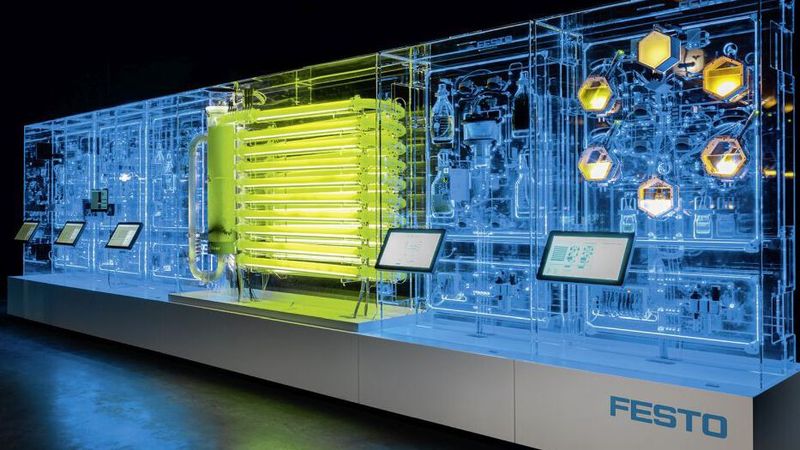 In Halle 7, Stand D31 zu sehen: die „BionicCellFactory“. Die universelle Modellfabrik ist ein Werkzeug für die biologische Transformation hin zur Kreislaufwirtschaft. An ihr wird gezeigt, wie mit der Automatisierungstechnik von Festo beispielsweise Biomasse hocheffizient, ressourcenschonend und im großen Maßstab kultiviert werden könnte.