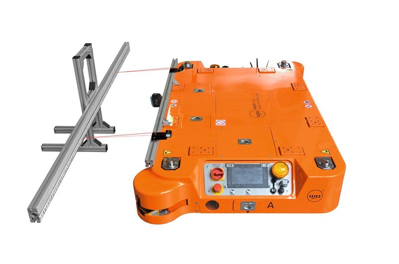 Um fahrerlose Transportsysteme und autonome mobile Roboter kollisions­frei zu positionieren, kommen Lasersensoren der Reihe optoNCDT 1220 zum Einsatz. Die Sensoren messen den Abstand zu einem Codeband, was eine exakte Positionierung des autonomen Fahrzeugs ermöglicht. (Bild: Micro-Epsilon)