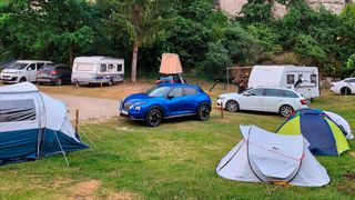 Für die Durchquerung der Wüste Gobi hatten wir leider keine Zeit – für einen Campingausflug in der Fränkischen Schweiz hat es für den Nissan Juke aber gereicht. (Bild: Rosenow – VCG)