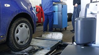 Die Radkappen müssen nicht entfernt werden, das Touchless ermittelt alle Messwerte direkt am Reifen. (Foto: Holz)