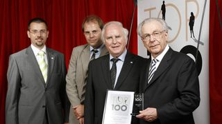 Urkundenvergabe an Innojet Herbert Hüttlin (v.l.): Geschäftsleitung Christian Ott, Leiter Marketing Holger Hüttlin, Inhaber und Geschäftsführer Dr. h. c. Herbert Hüttlin zusammen mit Lothar Späth  (Bild: Compamedia)
