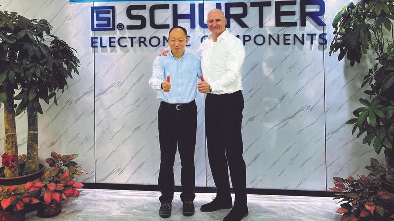 Dr. Li, Geschäftsführer von Biaodi, und Lars Brickenkamp, CEO der Schurter AG(Bild:  Schurter AG)