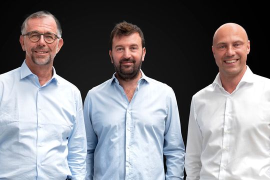 Italianpack wird neue Business Unit bei Multivac (v.l.): Christian Traumann (geschäftsführender Direktor Multivac), Tomasco Petrini (CEO Italianpack) und Dr. Tobias Richter (Chief Sales Officer Multivac).(Bild:  Multivac)