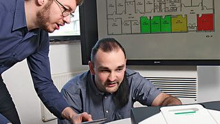 Die beiden Doktoranden Johannes Kölsch (l.) und Christopher Heinz entwickeln ein nutzerfreundliches Softwaresystem, das Geräte unterschiedlicher Hersteller verbindet. (Thomas Koziel)