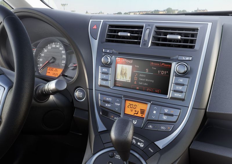 Das Multimediasystem mit 6,1 Zoll großem Farbdisplay und Touch-Screen-Bedienung verfügt über ein Radiosystem, einen MP3-fähigen CD-Player, eine Bluetooth-Schnittstelle für das Mobiltelefon und einen USB-Anschluss. Darüber hinaus dient es als Rückfahrmonitor für die Heckkamera. (Archiv: Vogel Business Media)