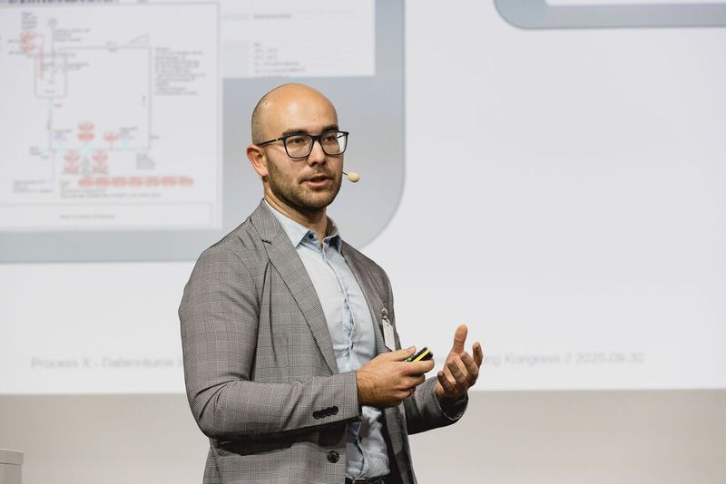Wie Datenräume zur Dekarbonisierung beitragen: Sven Schiffner vom Fraunhofer Institut für Fabrikbetrieb und -automatisierung (IFF) präsentiert Use Cases aus dem Projekt Process-X, darunter industrielle Abwärmenutzung und Echtzeit-CO2-Bilanzen. (Bild: Stefan Bausewein)