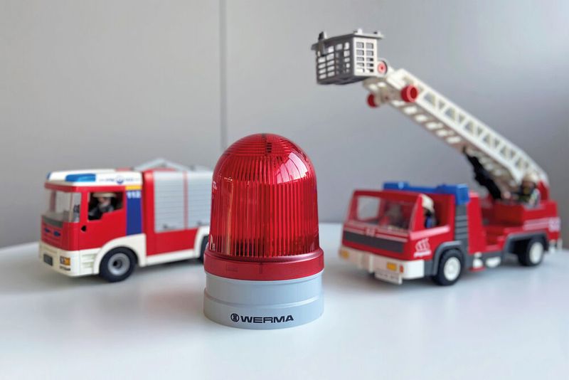 Die Blitzleuchten aus der Evo-Signal-Serie von Werma überzeugen mit ihrer Größe und extremen Helligkeit, dank der sie auch aus der Ferne sowie bei direkter Sonneneinstrahlung bestens zu sehen sind.  (Werma Signaltechnik GmbH & Co KG)