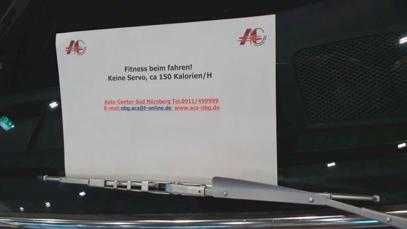 Mit witzigen Sprüchen machte dieser Fahrzeughändler auf seine Produkte aufmerksam. (Bild: Steffen Dominsky)