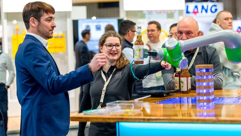 Besucher erlebten auf der SPS, wie sich Theorie und Praxis sinnvoll verbinden lassen.(Bild:  Mesago Messe Frankfurt GmbH / Arturo Rivas)