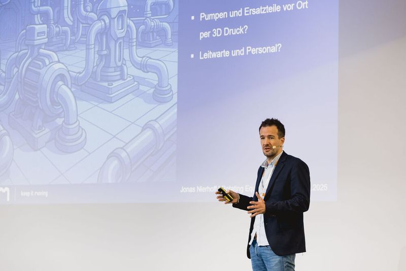 Jonas Nierhoff von PCM Deutschland teilt in seinem Vortrag einen kritischen Blick auf den KI-Hype: Er zeigt, wann klassische Pumpen-Überwachungstechniken unverzichtbar bleiben – und wann digitale Lösungen wirklich Mehrwert bieten. (Bild: Stefan Bausewein)