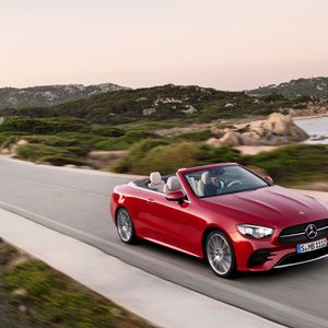 Im Herbst bringt Mercedes das E-Klasse Cabriolet in vielen Details überarbeitet auf den Markt.(Bild:  Daimler)