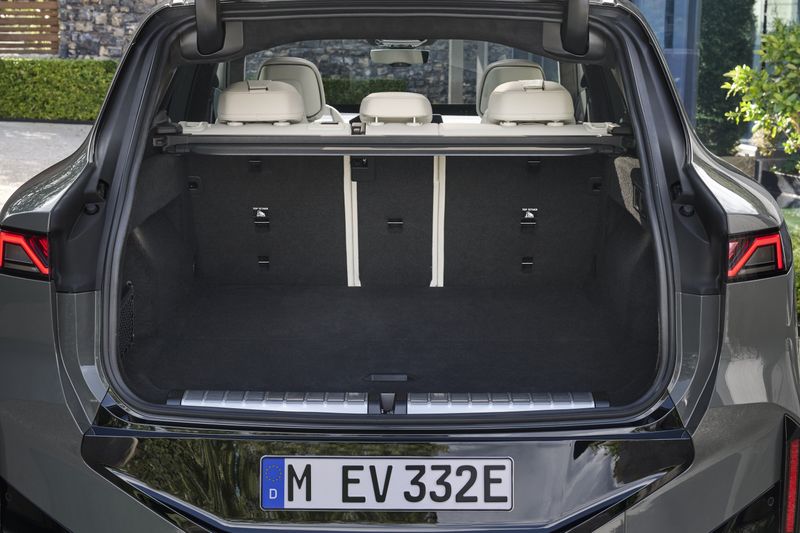 Der Standard-Kofferraum soll bereits 655 Liter groß sein. (Bild: BMW)