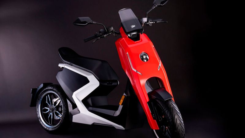 Die neue E-Scooter-Marke Zapp aus England bietet ihren elektrischen Edel-Roller i300 auch in Festlandeuropa an. (Bild: Zapp)