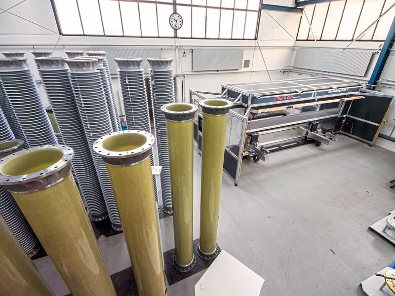 Die Entgratstation bearbeitet Isolatoren mit unterschiedlichsten Baugrößen und Gewichten. (Bild: SEW-Eurodrive)