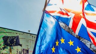 Ein harter Brexit würde die Umsätze deutscher Zulieferer, die aus der Verflechtung mit UK resultieren, im Brexit-Jahr 2019 um 23 Prozent von 16,4 auf 12,6 Milliarden Euro schrumpfen lassen. (#unitedforeurope / Ed Everett / CC BY-SA 2.0)