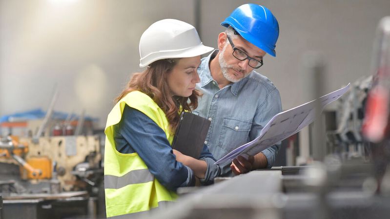 Für den Maschinenbau bleibt die wirtschaftliche Lage weiterhin schwierig. (Bild:  goodluz - stock.adobe.com)