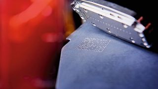 Selbst nach dem Presshärten oder der Warmumformung ist der Datamatrix-Code von Senodis noch lesbar. (Bild: Senodis)