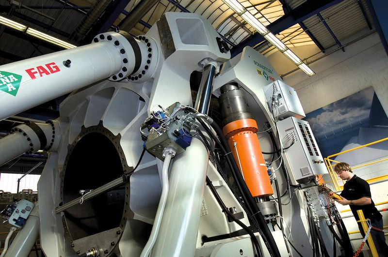 Großlagerprüfstand Astraios: Schnellere und zuverlässigere Auslegung von Windkraftanlagen: Auf dem Großlagerprüfstand können Großlager bis 15 Tonnen und 3,5 Meter Außendurchmesser, wie sie insbesondere in der Windkraft eingesetzt werden, mit Hilfe eines breiten Simulationsprogramms unter praxisähnlichen Bedingungen getestet werden. (Schaeffler Technologies)