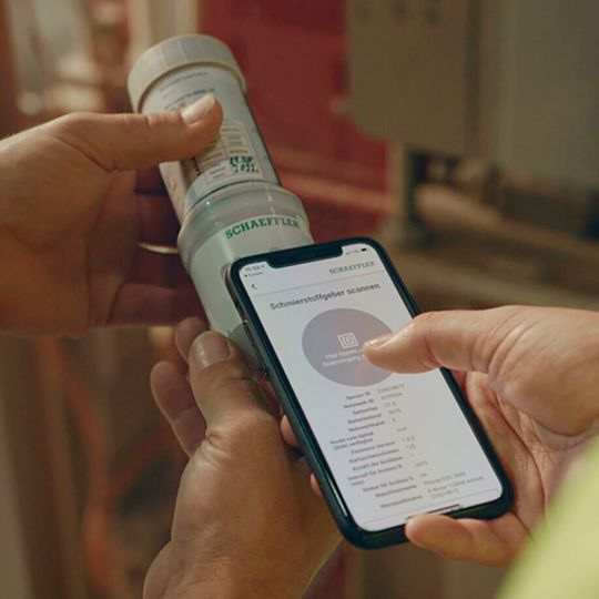 Die Installation der Komponenten pro Schmierstelle sowie die Konfiguration in der App benötigen weniger als zwei Minuten. (Bild:  Schaeffler)