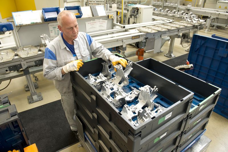 Um auch das manuelle Handling zu erleichtern, hat SSI Schäfer Unterfassgriffe an den Stirnseiten des QX-Behälters in den Stapelrand integriert. (Bild: SSI Schäfer)