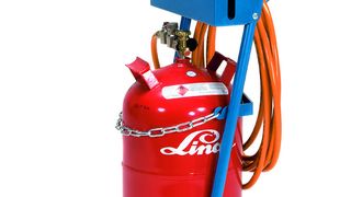 Die Verbringung von Gasflaschen an ihren Einsatzort fällt in Industrie und Handwerk mit Hilfe eines Standardtransport-gerätes leicht. (Archiv: Vogel Business Media)