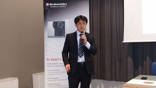 Haruhiko Miyagawa, Produktmanager weltweit für GC-MS bei Shimadzu, beschreibt während der Pressekonferenz in Riva die Vorzüge des neuen GC-MS-Triplequad. (Bild: LABORPRAXIS/Platthaus)