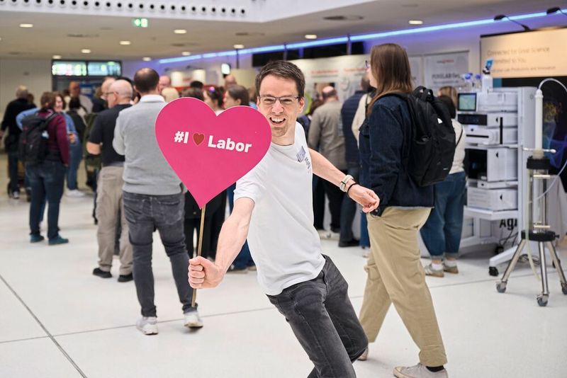 Genau am Messetag hat die LABORPRAXIS die 2.000 Follower bei Linkedin geknackt. Da habe ich mich als LABORPRAXIS-Redakteur doch direkt von unserem Marketing zu einem euphorisierten Foto überreden lassen ;-) Der entsprechende Linkedin-Post ist natürlich frei zum kommentieren.     Mehr Infos zu den kommenden LAB-SUPPLY-Messen finden Sie auf www.lab-supply.info (Bild: EYE AM CHRIS)
