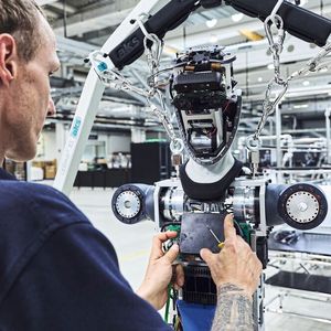 Roboter bauen Roboter in Fürstenfeldbruck: Noch bauen Menschen mit in der Fertigung von Agile Robots.(Bild:  Agile Robots)