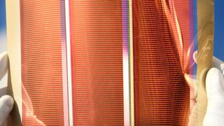 Biegsame Solarzellen aus lichaktiven Kunststoffen eignen sich zur Montage auf großflächigen Dach- und Fassadenelementen. Dieser Prozess lässt sich bei vorbeschichteten Stahlbändern in das Coil-Coating integrieren. (Bild: Solliance)