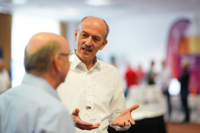 FPGA Conference Europe 2022: Über 70 Sprecher, 100 Vorträge und über 250 Teilnehmer – nach zwei Jahren mit Corona-bedingten Digitalkonferenzen fand die dreitägige FPGA Conference vom 5. bis 7. Juli 2022 endlich wieder als Präsenzveranstaltung statt. Besondere Highlights waren die spannende Keynote von Nick Ni von AMD/Xilinx, die interessante Couchtalk-Expertenrunde, der traditionelle BBQ-Grillabend sowie die vielen glücklichen Gewinner der Verlosungsaktionen.  (Bild: Nadine Stegemann)