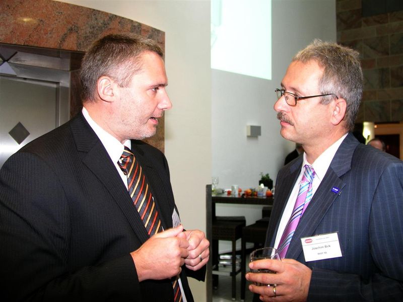 Jörg Theis, ABB Automation (links), tauscht sich mit Joachim Birk, BASF aus.  (Archiv: Vogel Business Media)