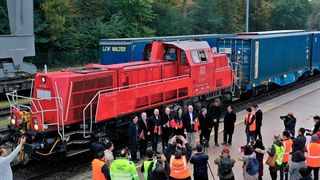 Erster Einlauf! Am 25. Oktober 2021 erreichte der erste voll beladene „Shanghai-Express“ über die neue Containerzugverbindung zwischen China und Hamburg die Hansestadt. Genauer gesagt, das Duss-Terminal in Hamburg-Billwerder. Ein Grund zum Feiern! (Hafen Hamburg)