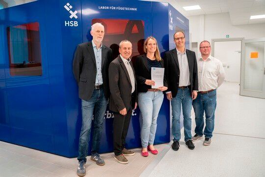 Den Kooperationsvertrag haben alle Beteiligten im neuen Labor für Fügetechnik der Hochschule Bremen unterschrieben. Von links: Prof. Dr. Heiko Grendel, Rektor Prof. Dr. Konrad Wolf, Natascha Gaier (Niederlassungsleiterin der SLV Hannover), Prof. Dr. Markus Louis und Christian Dierken.(Bild:  HSB / N. Hensel)