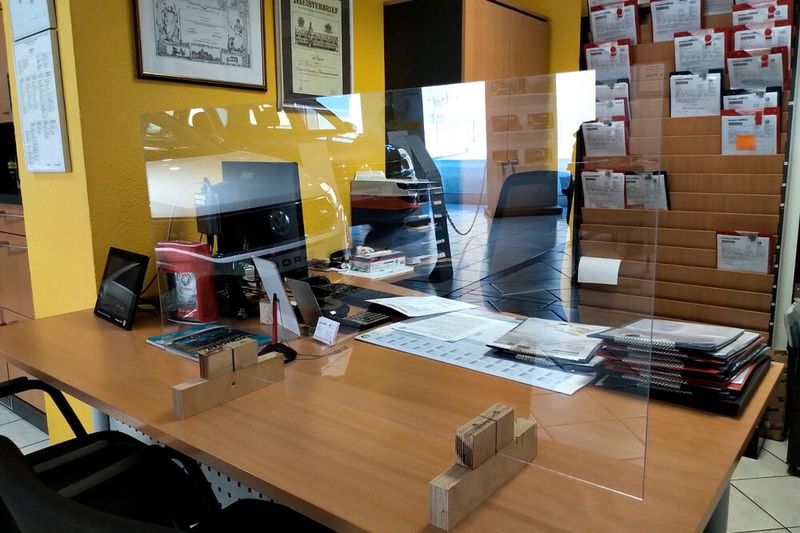 Außerdem verhindern Schutzwände aus Plexiglas den direkten Kundenkontakt. (Bild: Autohaus Liliensiek)