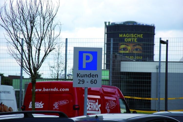 Nummerierte Parkplätze helfen den Kunden dabei, sich auf dem weitläufigen Gelände zu orientieren. (Foto: Rosenow)