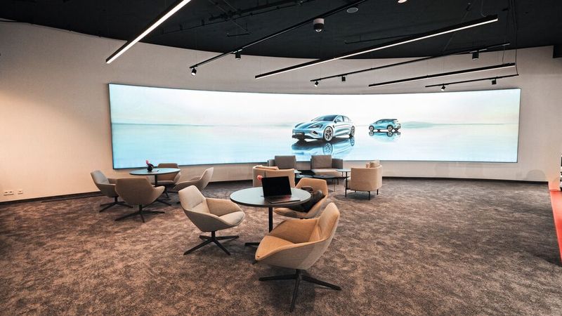 Ganz zeitgemäß ist der Schauraum mehr Lounge als Verkaufsfläche. (Bild: Sternauto)