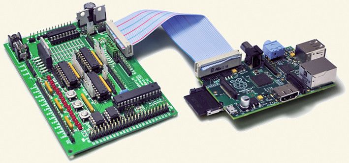 Raspberry-Pi-Zubehör: Das Gertboard (links) macht aus dem Raspberry Pi eine Steuer- Mess- und Regeleinheit (Bild: RaspberryPi.org)