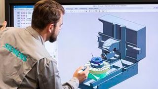 Virtueller Anfang: Vor der ersten Fertigung eines Bauteils simulieren die Siemens-Programmierer alle Bearbeitungsschritte, um eine problemlose Fertigung ohne Kollisionen mit Bauteil, Maschine oder Vorrichtung sicher zu stellen. (Siemens AG)